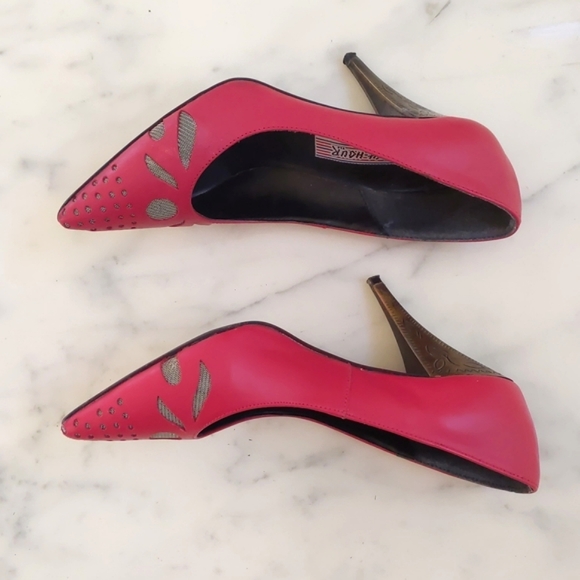 Woman's shoes with front design and  gold color heels with carved design. - Picture 3 of 6